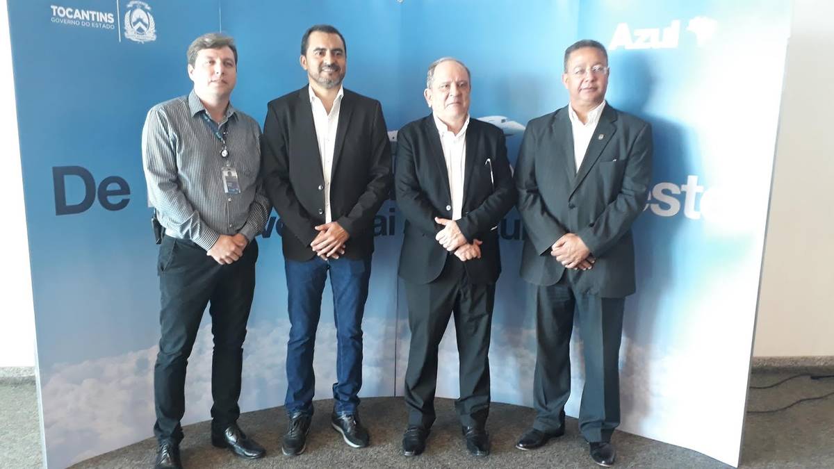 Da esquerda para a direita, gerente da Azul em Palmas, governador em exercício Vanderlei Barbosa, diretor de relações institucionais da Azul, Ronaldo Veras, e Tom Lyra