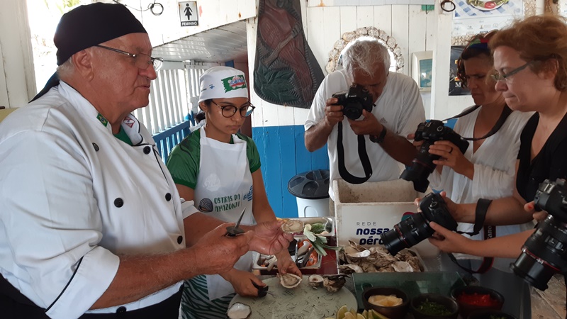 demonstracao-de-pratos-de-ostras-no-restaurante-verde-mar-julie-rochaprazeremviajarpa
